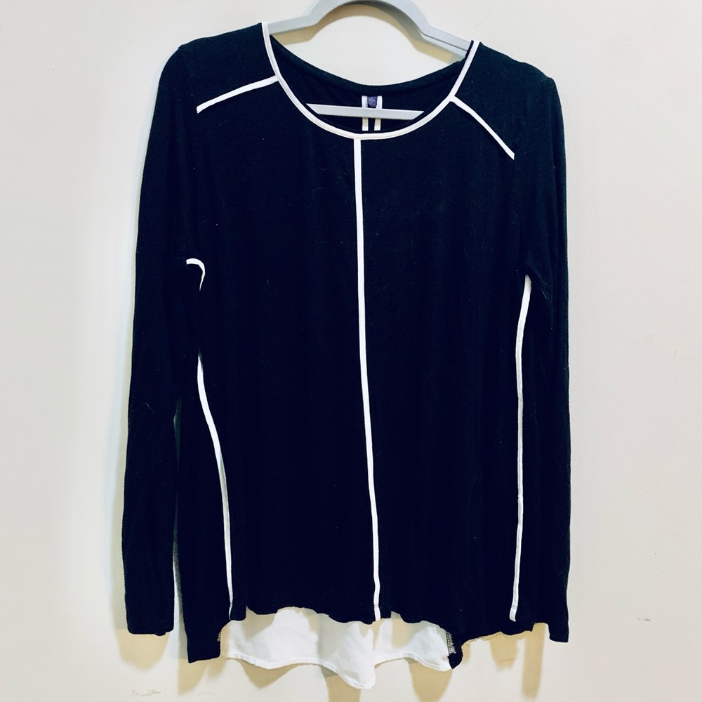 NYDJ Black w/ 
White details 
Long Sleeve Asymmetrical Top
